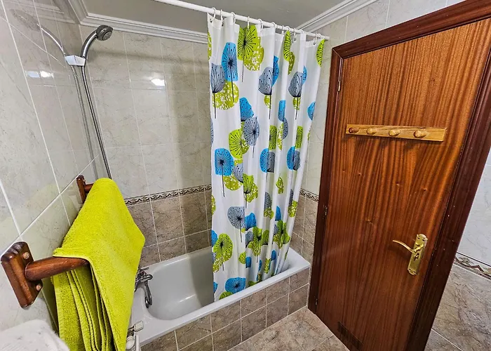 3 Large Modern Flat With Private Parking *